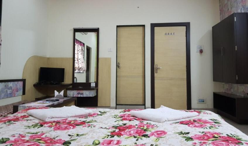 Hotel Rasraj , Dhule 外观 照片