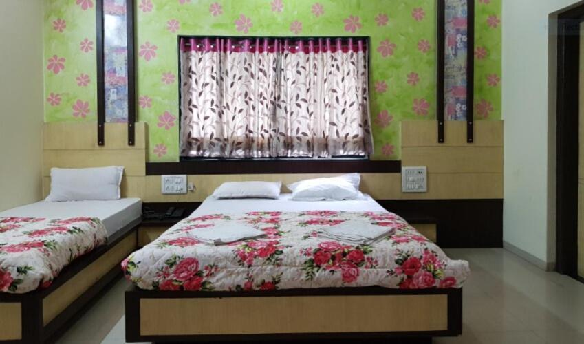 Hotel Rasraj , Dhule 外观 照片