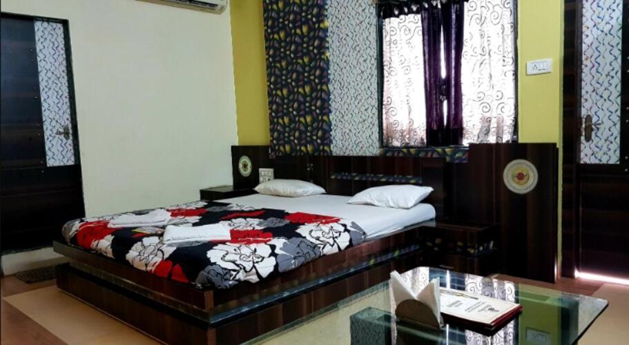 Hotel Rasraj , Dhule 外观 照片