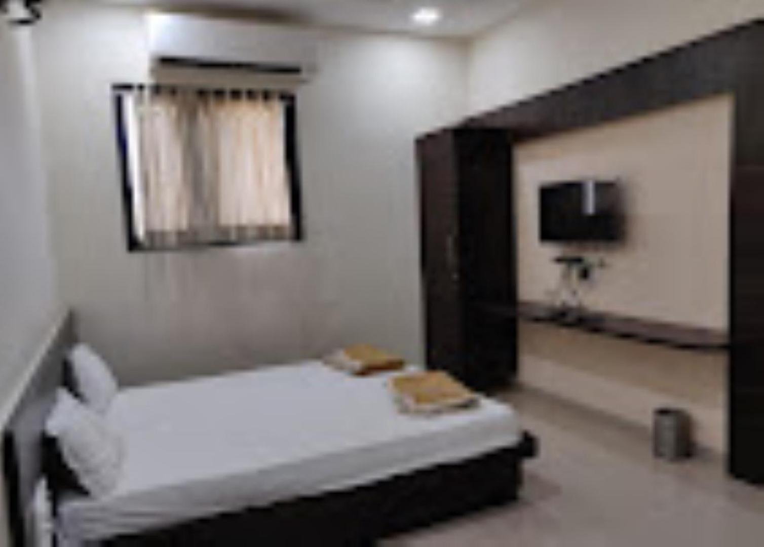 Hotel Rasraj , Dhule 外观 照片