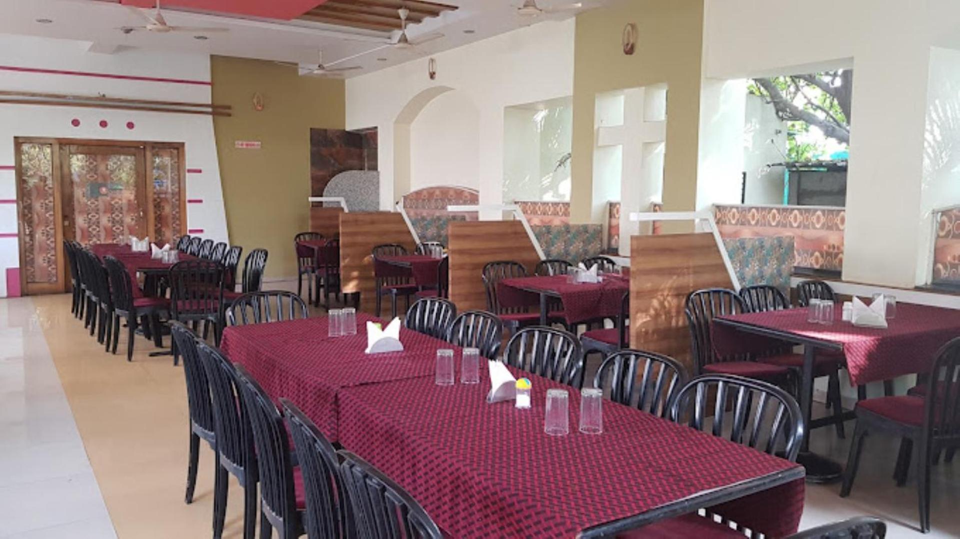 Hotel Rasraj , Dhule 外观 照片