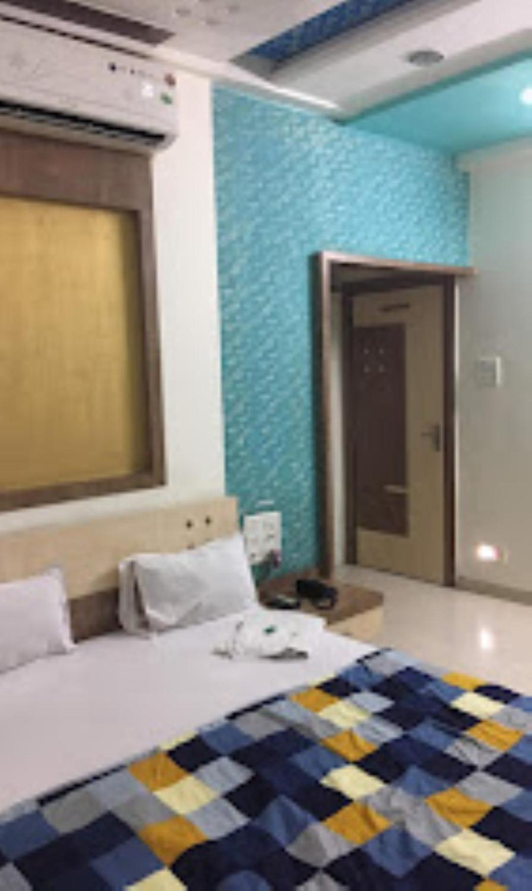 Hotel Rasraj , Dhule 外观 照片