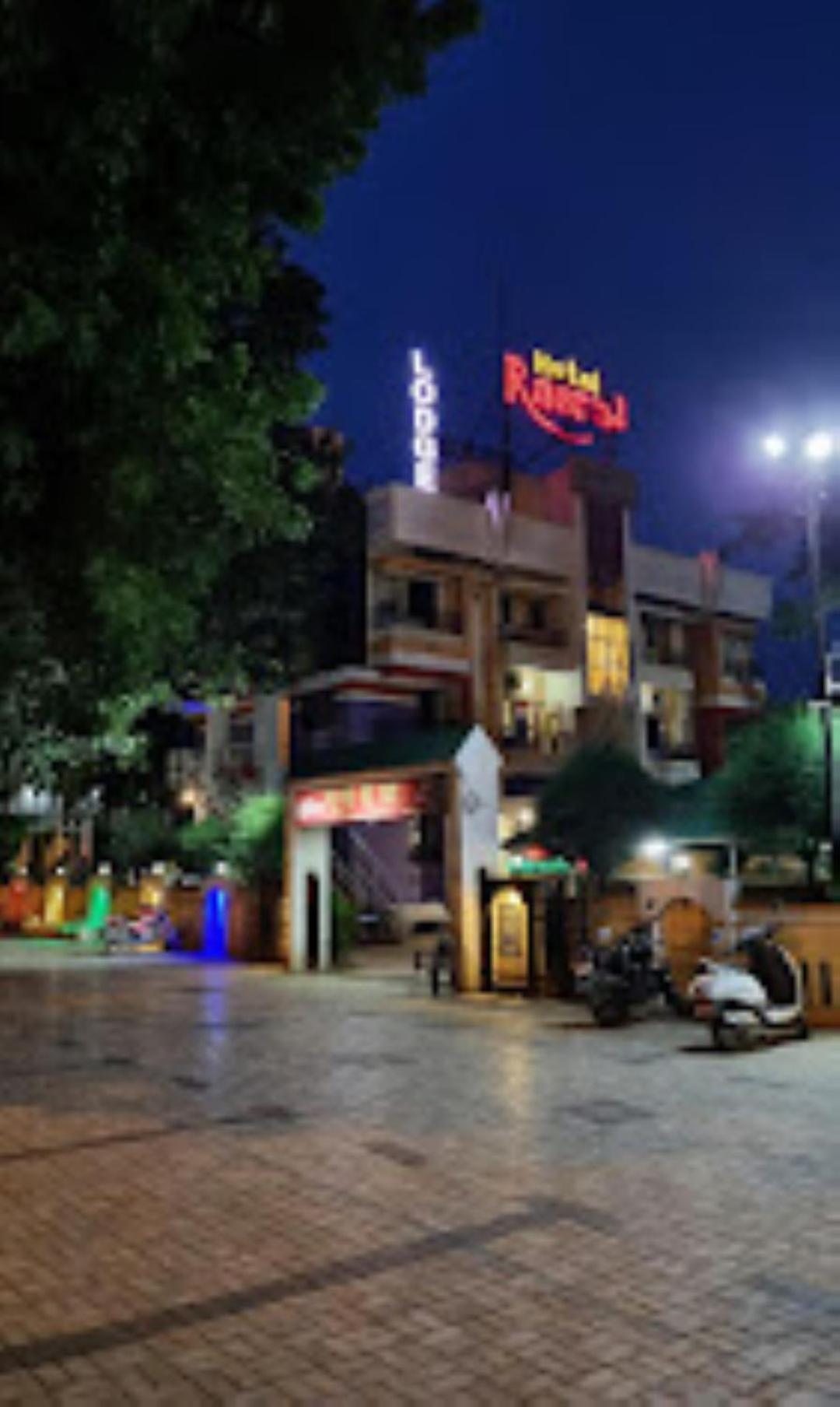 Hotel Rasraj , Dhule 外观 照片